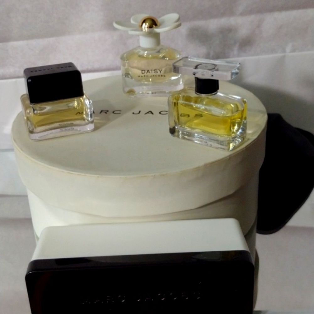 MARC JACOBS 🎁 Perfume, 2 Eau de Toilette, Perfumed Lotion, Permanent Case NWT - Picture 10 of 11